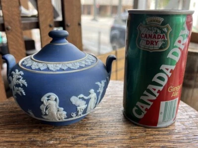 Antiguo azucarero grande de porcelana Wedgwood Portland azul jaspe Inglaterra Foto 1 de 4