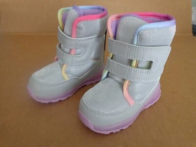 Botas de invierno Carter's, niño pequeño, talla 6 plateadas con detalles, suela iluminada NUEVAS Foto 1 de 4