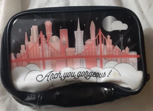 Benefit Cosmetics San Francisco Vinyl Reiseetui - "Arch You Gorgeous!" 7,5"x5 - Bild 1 von 5