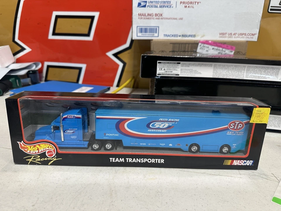 Camión transportador diecast Petty Racing 50 aniversario NASCAR 1/64 Hot Wheels  Foto 1 de 1