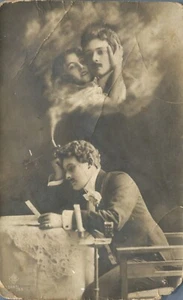 Hombre fumando soñando con su amor romance RPPC foto real 1911 Polonia postal - Imagen 1 de 2
