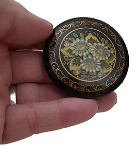 Broche prendedor redondo de madera pintado a mano laca negra rusa con acento dorado floral azul - Imagen 1 de 7