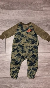 Nike Bebé Niño Talla 3 Meses Vellón Dormir Camuflaje Pie Cierre Cremallera Usado en Excelente Condición  - Imagen 1 de 4