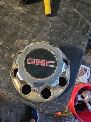 GMC Sierra 2003-2015, Yukon, 8 orejetas 3500 tapa central usada Foto 1 de 3