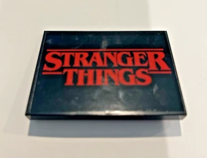 LEGO Stranger Things (75810) Ersatzstück Schild Logo - Teil 4515pb058 - Bild 1 von 2