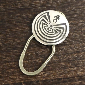 FIRMADO Llavero Navajo Hombre en el Laberinto Plata Esterlina y Níquel Stanley Gene Regalo - Imagen 1 de 8