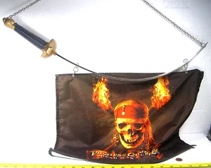 Piratas del Caribe Hombre Muerto Cofre Promo Espada Colgante y Bandera Disney - Imagen 1 de 4