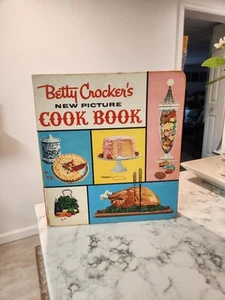 1st Edition Betty Crocker's New Picture Cook Book 1961 Binder 6th Printing - Picture 1 of 13