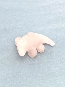 Estatuilla de cocodrilo tallada con piedras preciosas de cuarzo rosa natural, 19,16 g (0,68 oz) - Imagen 1 de 1