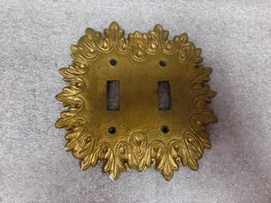 VINTAGE - PIASTRA COPERCHIO DOPPIO INTERRUTTORE EDMAR ATOMIC - TONO ORO - Foto 1 di 2