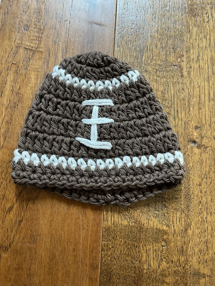 Sombrero de fútbol para bebé infantil hecho a mano de ganchillo casero Foto 1 de 4