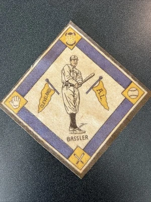 1914 B18 棒球烟草毯 Pennant Johnny Bassler 印第安人黄色 Pennants — 第 1/3 张图片