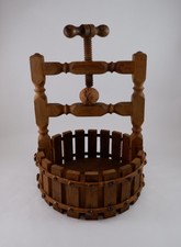 Schiaccianoci a vite con secchiello in legno. Vintage design