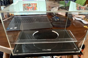 Ultra Pro Fußball Vitrine Full Size Acryl Klar Box mit Ständer - Bild 1 von 1
