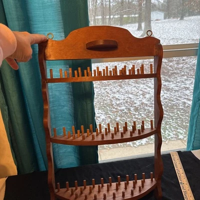 Soporte de carrete de bobina de hilo de madera vintage montaje en pared 87 clavijas almacenamiento de costura Foto 1 de 2