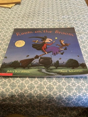Room on the Broom - Paperback By Donaldson, Julie - Image 1 of 4