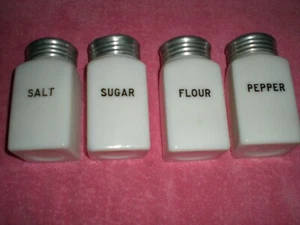 Vintage Milchglas Streuer 4er Set Mehl Salz Pfeffer Zucker Markenlos Sehr Gut - Bild 1 von 7