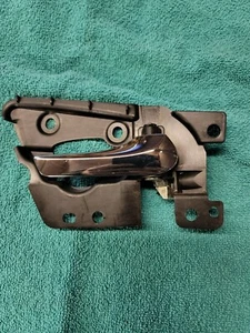 2006-2016 CHEVROLET IMPALA FRONT RIGHT INTERIOR DOOR HANDLE OEM S15 - Bild 1 von 2