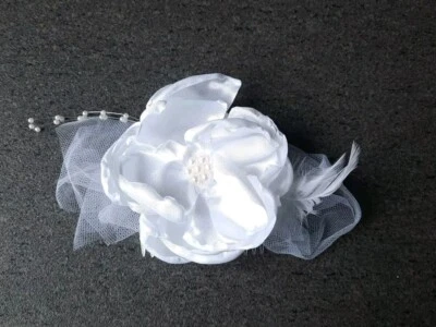 Braut Haarkamm verziert mit Blumen, Feder und Perlen  weiß - Bild 1 von 3