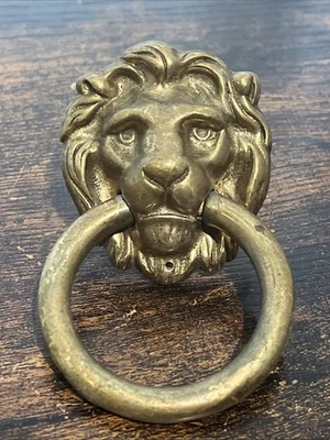 Cabeza de león de latón vintage con anillo cajón gabinete puerta cofre tirador perilla herrajes  Foto 1 de 4