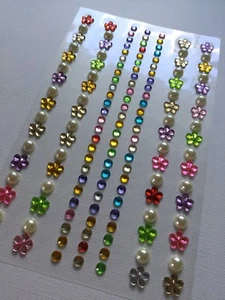 146 Selbstklebende Glitzer- Strasssteine Halbperlen Blumen Bordüre Bunt/Weiß - Bild 1 von 3