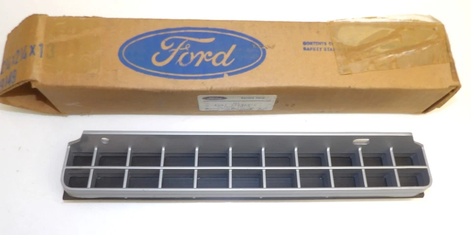 Ford LTD Crown Victoria 1980 sedán Country Squire nuevo de lote trasero rejilla Foto 1 de 4