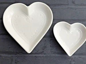 GISELA GRAHAM MATCHING 2X WHITE CERAMIC HEART SHAPED DISHES UNUSED - Picture 1 of 7