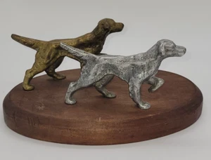 Vintage massiv Metall bemalt Jagdhund Duo Figuren auf Holz Plakette montiert - Bild 1 von 6