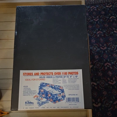 Caja de almacenamiento de fotos Pioneer - Tiene capacidad para 1100 fotos 4x6 | Placa de etiqueta de metal, sin ácido Foto 1 de 3