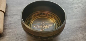 Ciotola da canto Shanti/Pace in bronzo incisa fatta a mano - occhio di tibetano 3"-3 1/2" - Foto 1 di 5