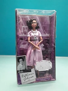 "MATTEL" "Inspiring Woman" - Barbie "Katherine Jhonson", 2018, con box. - Foto 1 di 12