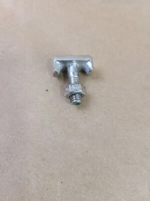 Abrazadera de cable de batería OEM BMW E46 E39 E60 E61 E53 E90 E91 perno en T seguro con tuerca Foto 1 de 4