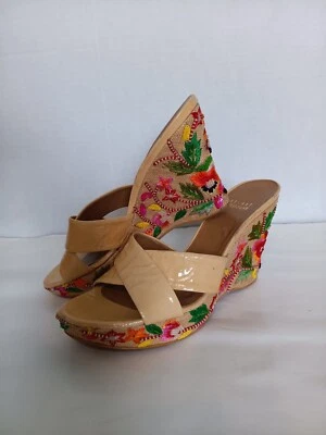 Sandalias de cuña Stuart Weitzman para mujer talla 8 florales sin cordones multicolores  Foto 1 de 4