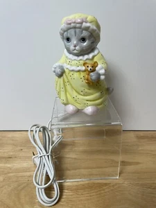 Schmid Kätzchen Gurke Nachtlicht 1988 Keramik Kätzchen im Schlafanzug mit Teddybär - Bild 1 von 9