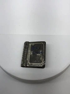 Antiguo estuche relicario libro miniatura Ave María tono plata sin firmar - Imagen 1 de 7