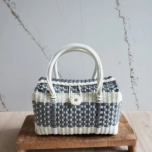 Bolso de Mano Hecho a Mano Mercado Mexicano Plástico Reciclado Tejido Cesta Gris Blanco Playa - Imagen 1 de 10