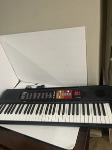 Teclado digital Yamaha PSR F51 con cargador - Imagen 1 de 3