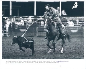 1994 Press Photo Spunk Sasser Ropes Calf at Rodeo Davie Florida - Picture 1 of 2