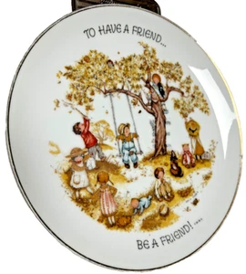 Vintage Holly Hobbie Plate – "To Have a Friend" Friendship Scene 22cm - Bild 1 von 9
