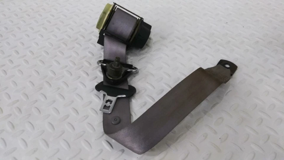 Retractor de cinturón de seguridad de paso trasero - Ford Escort 1997 Foto 1 de 4