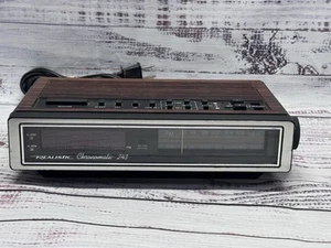 VINTAGE REALISTIC CHRONOMATIC - 243 RADIO WITH ALARM CLOCK - TESTED - Picture 1 of 5