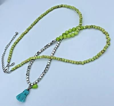 Collar Chico’s 36 pulgadas tono plata y cuentas verdes 4-442 Foto 1 de 4