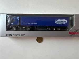 M214 Herpa Exclusiv Serie Gardinenplane Wincanton Delivering Supply Iveco Strali - Picture 1 of 8