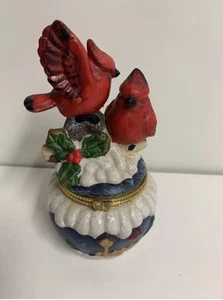 Holly Berry Cardinals Scatola portagioie seduta sulla neve alta 5" - Foto 1 di 10