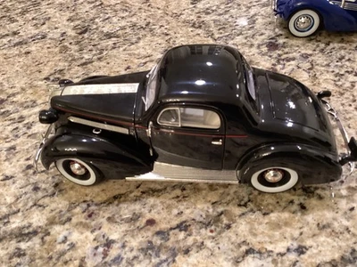 Pontiac Deluxe 1936 cupé negro Signature Models 1:18 Foto 1 de 4