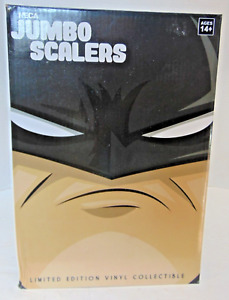 NECA DC Comic climbing Batman 12” Jumbo Scaler Limited Edition Vinyl Collectible