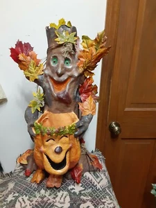 ANIMATED & LIGHTED SPOOKY TREE STUMP WICH COMES OUT OF TREE - Picture 1 of 11