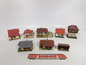 8x H0 1:87 Holz Pappe Modell 50er 60er Jahre Stellwerk Schuppen Häuser #DS12-3 - Bild 1 von 7