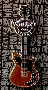 2022 HARD ROCK CAFE VIENNA RETRO WOODGRAIN GUITAR PIN - Bild 1 von 2