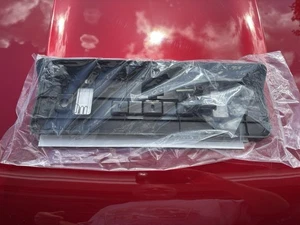 Soporte de matrícula delantero Mitsubishi Outlander 2022-2025 (OEM de fábrica) - Imagen 1 de 3